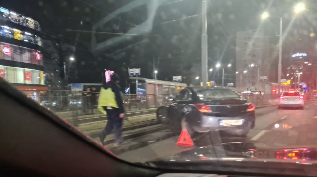 Uwaga kierowcy - utrudnienia w centrum Szczecina. Po godz 18 na przeciwko szczecińskiej galerii Kaskada doszło do kolizji.