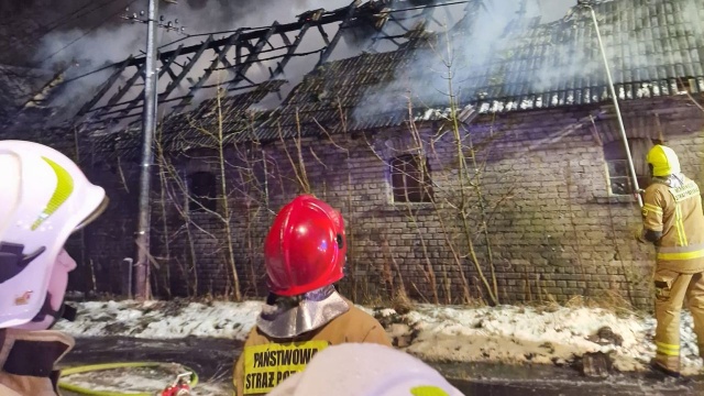 Strażacy dogaszają pożar stodoły w Jenikowie, w powiecie goleniowskim. Ogień pojawił się po godz. 22.