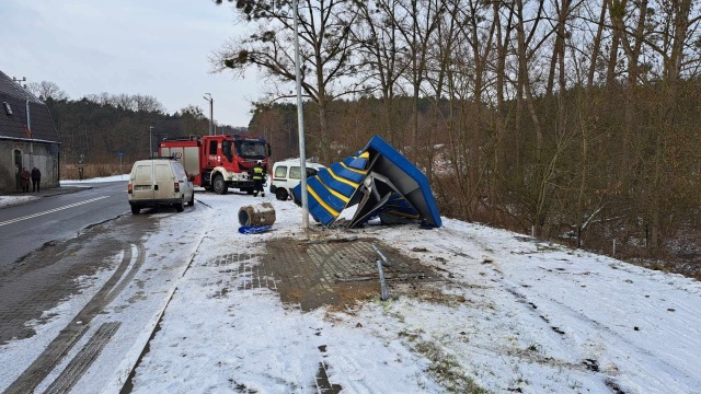 Wpadła w poślizg, wjechała w wiatę przystankową i uciekła z miejsca zdarzenia. Do niebezpiecznej kolizji doszło w sobotę w Wełtyniu, w powiecie gryfińskim.