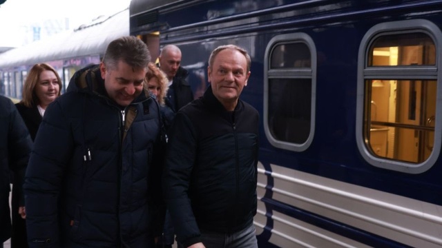 Premier Donald Tusk, który jest w Kijowie, powiedział dziennikarzom, że najważniejsze jest dla niego teraz zbudowanie poczucia, iż Polska jest najbardziej wiarygodnym i najbardziej stabilnym sojusznikiem Ukrainy.