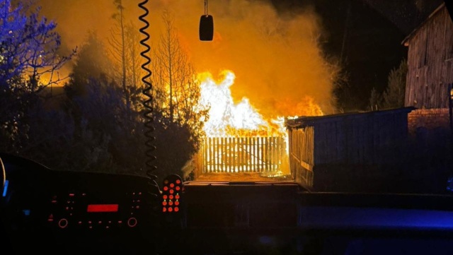 Niespokojna noc dla strażaków w regionie. Przy ulicy Wkrzańskiej w Trzebieży doszło do pożaru budynków gospodarczych.