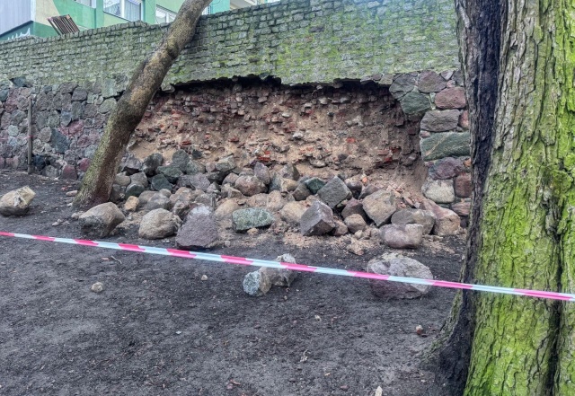 Zawalił się fragment zabytkowego muru w Goleniowie. Urzędnicy ustalają okoliczności zdarzenia. Do zdarzenia doszło w niedzielę.