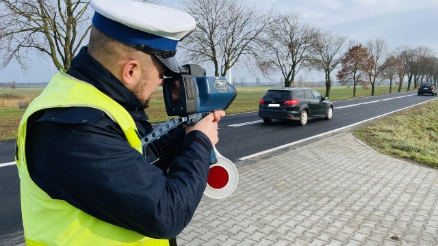 W terenie zabudowanym znacznie przekroczył dozwoloną prędkość, a ponadto w ogóle nie powinien kierować, bo posiadał zakaz prowadzenia wszelkich pojazdów mechanicznych - teraz 44-latka czeka sprawa przed sądem.