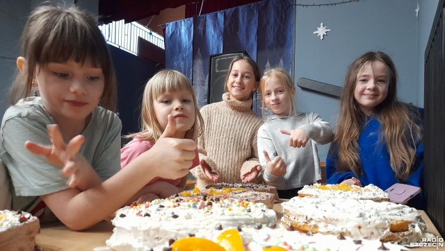 Kulinarne ferie w Świnoujściu podbiły serca i żołądki najmłodszych wyspiarzy. Zajęcia z gotowania w czasie wolnym od szkoły cieszą się ogromnym zainteresowaniem.