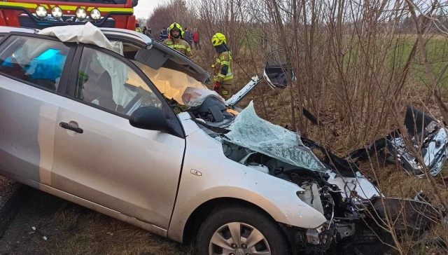 Na drodze wojewódzkiej nr 162 zderzyły się autobus i samochód osobowy.