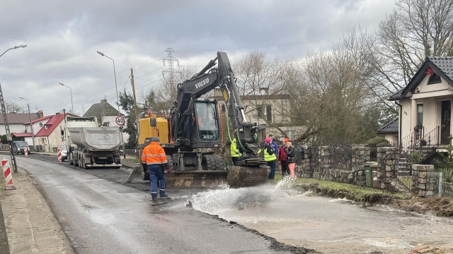 Mamy awarię sieci wodociągowej w polickim Mścięcinie. Chodzi o ulicę Nadbrzeżną, gdzie we wtorek rozpoczęła się wymiana asfaltu.
