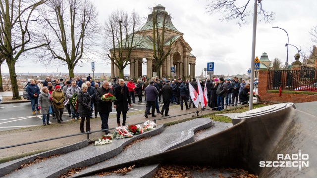 Szczecin uczcił 53. rocznicę wybuchu strajku w Stoczni im. Adolfa Warskiego. Z tej okazji byli pracownicy złożyli kwiaty pod pomnikiem Bohaterom Grudnia 1970 i Stycznia 1971 roku.