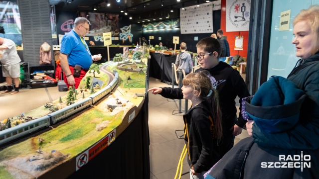 Miniaturowe pociągi, tory i miasteczko - do niedzieli w szczecińskiej Galerii Handlowej Turzyn mieszkańcy mogą podziwiać Zimową Wystawę Makiet Kolejowych.