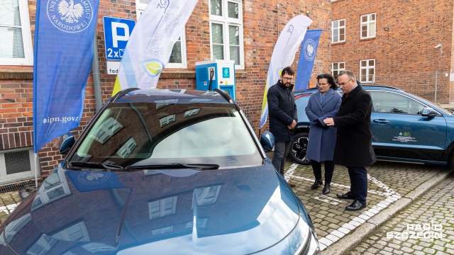 Dwa samochody elektryczne otrzymał dziś szczeciński oddział Instytutu Pamięci Narodowej.