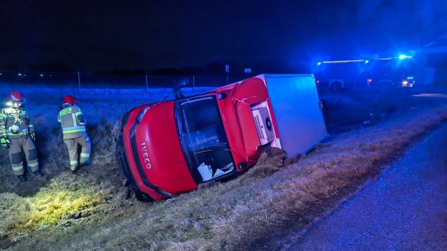Utrudnienia na drodze ekspresowej S3. Na wysokości miejscowości Przydarłów w powiecie pyrzyckim trwa wyciągnie samochodu dostawczego z rowu.