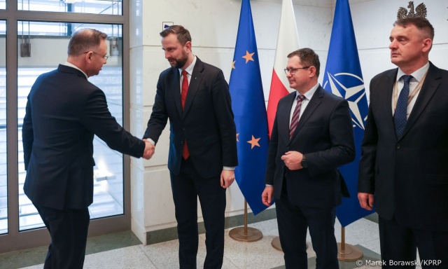Dalsza modernizacja armii, konieczność reformy systemu dowodzenia i kierowania siłami zbrojnymi oraz sprawy personalne w polskim wojsku.