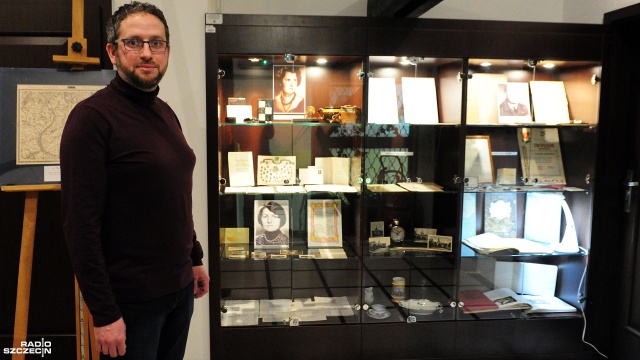 Gryfińska Izba Pamięci jest tworzona w miejskiej Bibliotece Publicznej. To z okazji obchodzonej w tym roku 770. rocznicy uzyskania praw miejskich przez Gryfino. W gablotach są gromadzone m.in. zdjęcia, plakaty, przedmioty codziennego użytku, odznaczenia i medale, dokumenty, listy oraz widokówki.