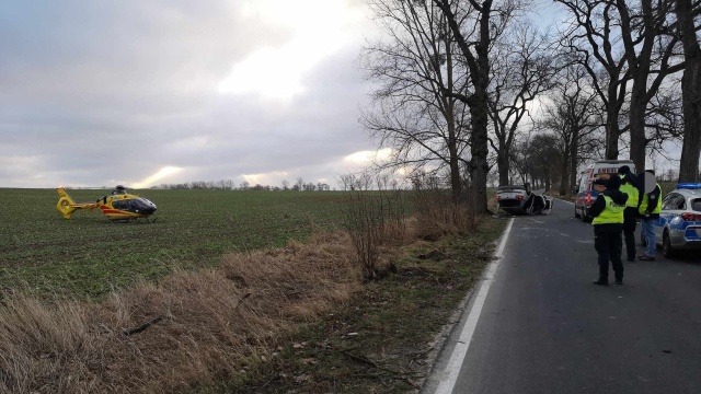 Zatrzymanie akcji serca i interwencja lotniczego pogotowia ratunkowego - do zdarzenia doszło w okolicy wsi Wardyń w powiecie choszczeńskim przed 8 rano.