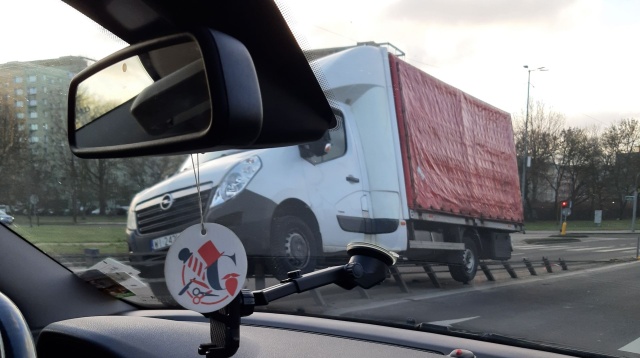 Niecodzienny widok na ulicy Sczanieckiej w Szczecinie, na jezdni w kierunku Polic - półciężarówka zawisła na barierach energochłonnych.