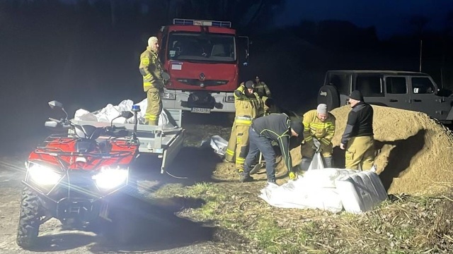 Wzbierająca woda uszkodziła wał przeciwpowodziowy w miejscowości Borzysławiec w gminie Goleniów.