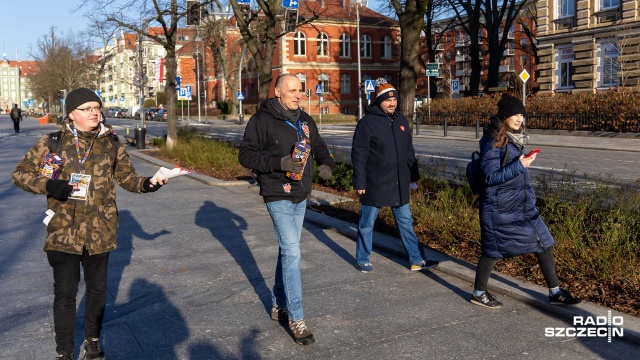 Wolontariusze WOŚP ruszyli na ulice miast i miasteczek. W Szczecinie pieniądze zbiera tysiąc osób.