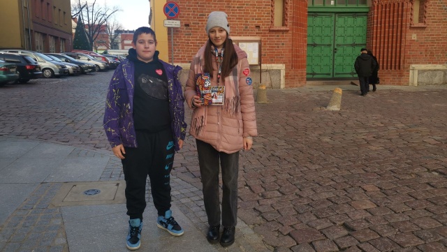 Całodzienna kwesta, koncerty i licytacje. Tegoroczny finał Wielkiej Orkiestry Świątecznej Pomocy nabiera w Stargardzie tempa. Od rana 150 wolontariuszy kwestuje na rzecz zakupu sprzętu medycznego do leczenia i diagnostyki chorób płuc po pandemii. Wspólna akcja łączy pokolenia.