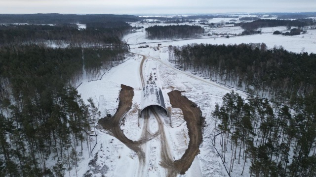 Mimo zimy prace idą pełną para. Tak jest na budowie obwodnicy Szczecinka, która powstaje w ciągu Drogi Krajowej nr 20.
