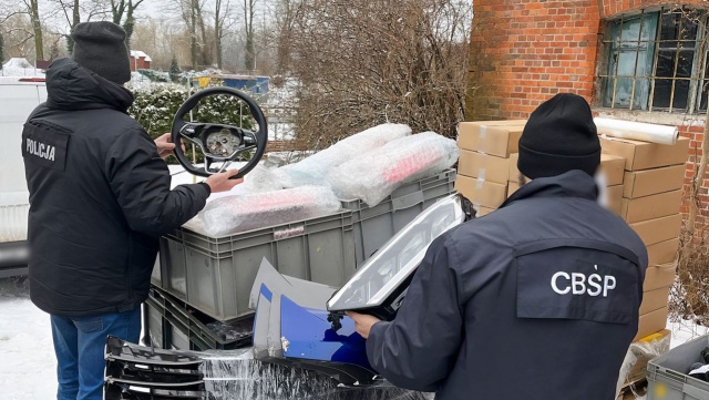 Funkcjonariusze Centralnego Biura Śledczego Policji przejęli kradzione części samochodowe o wartości 40 milionów złotych. W śledztwie pod nadzorem Prokuratury Krajowej w Poznaniu zatrzymano pięć osób.