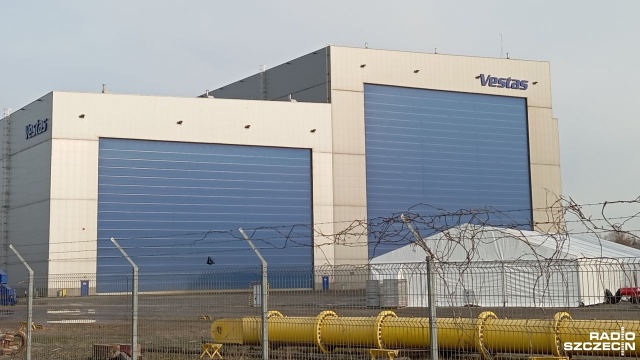 Napisy firmy Vestas pojawiły się na halach produkcyjnych fabryki na Ostrowie Brdowskim obok stoczni Gryfia.
