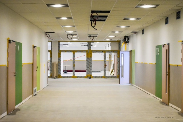 Powoli kończy się budowa nowej szkoły przy ulicy Kredowej w Szczecinie. Obecnie, na zewnątrz, wykonywane są elementy małe architektury, powstają również boiska, bieżnia i plac zabaw.