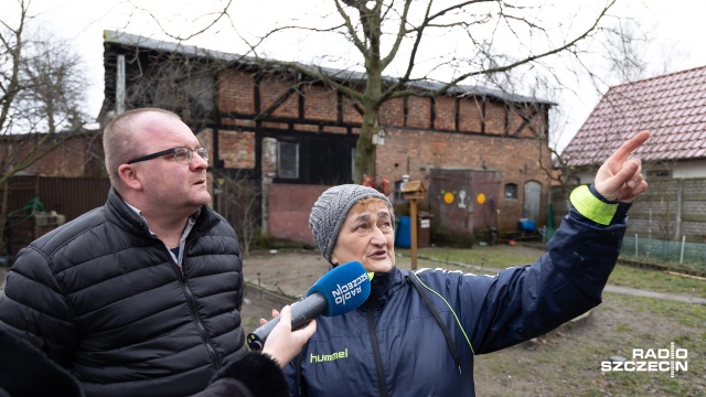 Zamykają oczy i widzą spalony dom. Pani Grażyna i Pan Mariusz mieszkali przy ul. Metalowej w Podjuchach od prawie 30 lat. W piątek w nocy ich dom został zniszczony przez wybuch gazu.