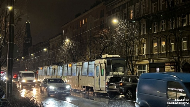 Zderzenie tramwaju nr 9 z samochodem osobowym na ulicy Krzywoustego w Szczecinie na wysokości Centrum Handlowego Kupiec.
