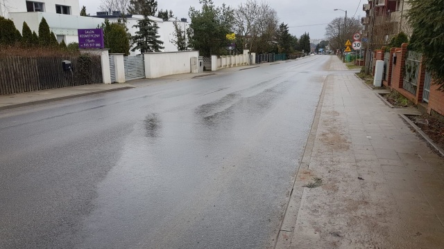 Problemy z remontem ul. Koralowej na Bezrzeczu. Drogowcy szukają przyczyn regularnego zalewania jezdni w pobliżu skrzyżowania z ulicami Górną i Szkolną.
