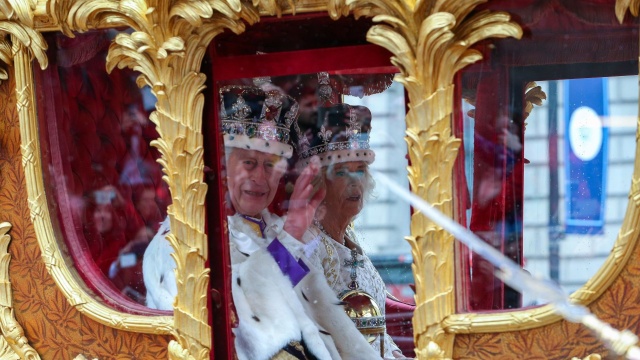 Słowa otuchy i wsparcia wobec króla Karola płynął ze Stanów Zjednoczonych. Brytyjski monarcha zdecydował, że publicznie podzieli się wiadomością, że walczy z nowotworem. Nie podano jaki to rodzaj. Miał już zacząć leczenie.