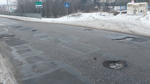 Główna droga w Ustowie doczeka się remontu - zapowiada Starostwo w Policach. To ostatni niewyremontowany odcinek łączący Szczecin z Siadłem Górnym. Kilometrowa jezdnia teraz jest pełna wyrw i ubytków.