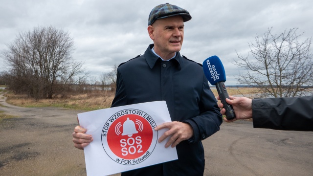 Protest mieszkańców przygranicznych miejscowości dotyczący działalności rafinerii w Schwedt. Chodzi o plany zwiększenia emisji dwutlenku siarki przez niemieckiego producenta. Z takim wnioskiem rafineria wystąpiła do landowego urzędu ochrony środowiska w Schwedt.