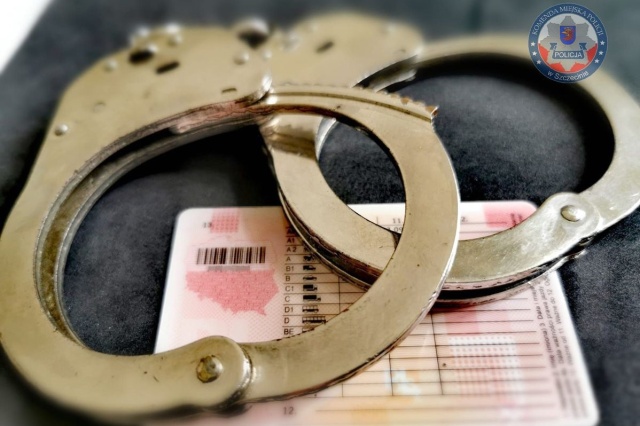 Przekroczył prędkość, miał podrobione prawo jazdy i narobił koledze kłopotów. Kierowcę zatrzymała szczecińska policja. Do zdarzenia doszło w weekend.