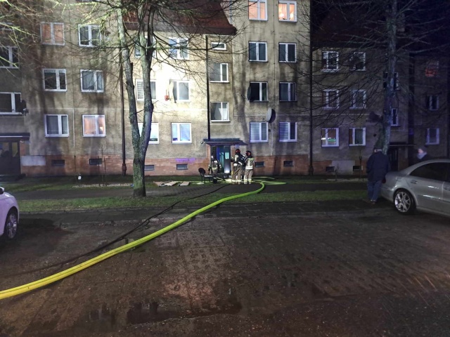 Ogień pojawił się w jednym z mieszkań po godzinie 21.