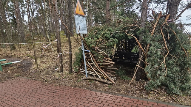 Mieszkańcy Świnoujścia wciąż domagają się dostępu do zabytków i plaży na prawobrzeżu miasta, a wyłączoną z ruchu strefę bezpieczeństwa przy terminalu LNG nazywają strefą ściemy - relacjonuje nasza reporterka z kurortu.