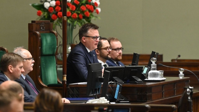 Marszałek Sejmu Szymon Hołownia zapowiedział, że wszyscy posłowie, którzy w środę w czasie zajść przed gmachem Sejmu naruszyli godność służb mundurowych, poniosą z tego tytułu konsekwencje.