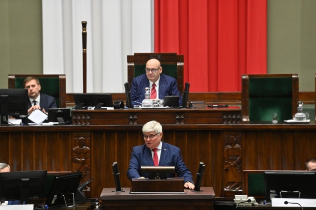Nierealne terminy i harmonogramy, niezasadne inwestycje oraz miliony na kampanie reklamowe. Pełnomocnik rządu do spraw budowy Centralnego Portu Komunikacyjnego, Maciej Lasek, przedstawił w Sejmie informację dotyczącą budowy CPK. Informacji domagała się opozycja.