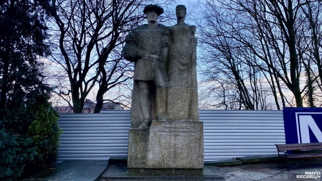 Nie każdy wie, że jeden z najsłynniejszych pomników Szczecina Bogusława X i Anny Jagiellonki stojący przy wejściu do Zamku Książąt Pomorskich o mały włos, by nie powstał.