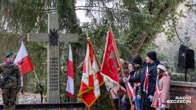 Przeżyli głód i mróz, tysiące kilometrów od ojczyzny. Dziś proszą o pamięć. Przy pomniku Sybiraków na Cmentarzu Centralnym w Szczecinie odbyły się uroczystości 84. rocznicy zsyłki Polaków na Syberię i do Kazachstanu.
