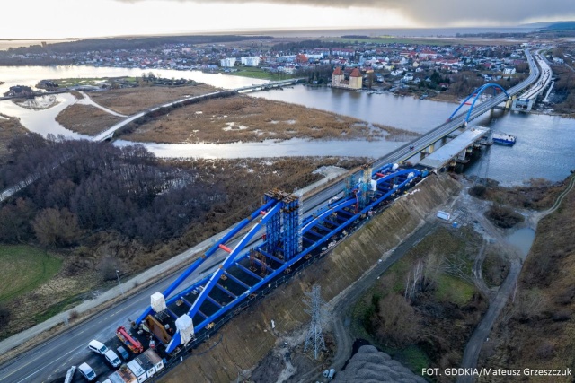 Trwa montaż konstrukcji przęsła łukowego nowego mostu w Wolinie dla drugiej jezdni drogi ekspresowej S3.