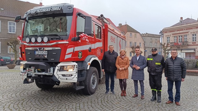 Ochotnicza Straż Pożarna z Trzcińska-Zdroju z nowym autem ratowniczo-gaśniczym.