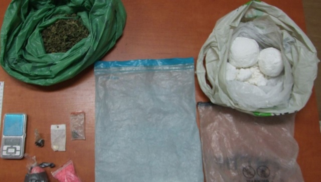 Blisko kilogram amfetaminy, 26 gramów marihuany, haszysz i ponad 450 tabletek ecstasy - zabezpieczyli policjanci z Drawska Pomorskiego.