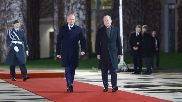 Nie ma alternatywy dla NATO, zadbamy razem o bezpieczeństwo Europy - na tych cytatach skupia się większość medialnych komentarzy po wizycie premiera Donalda Tuska w Niemczech.