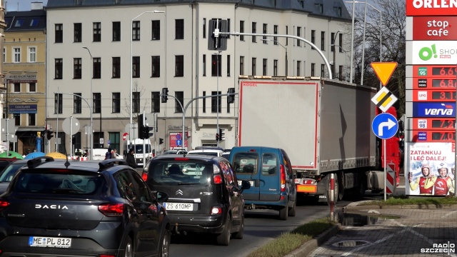 Mają zwiększyć bezpieczeństwo na drogach w Szczecinie, a tworzą korki - mowa o sygnalizacji świetlnej na ul. Kopernika w okolicach pl. Zwycięstwa.