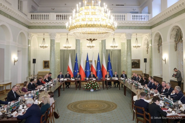 Merytoryczna, konkretna dyskusja - tak o obradach Rady Gabinetowej mówił prezydent. Andrzej Duda z premierem Donaldem Tuskiem i ministrami omawiał najważniejsze inwestycje w kraju i kwestie bezpieczeństwa.