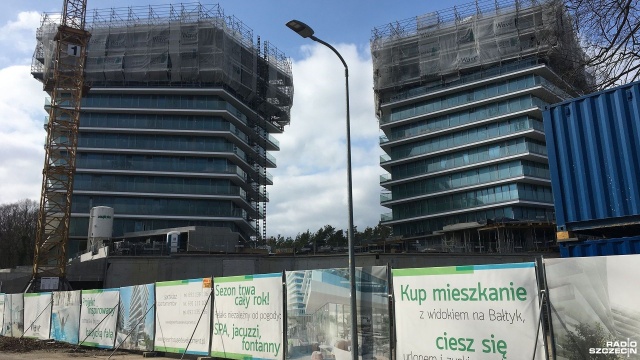 Gminy nadmorskie tracą ogromne pieniądze, a przedsiębiorcy oferujący takie usługi uciekają w szarą strefę - tak goście audycji Radio Szczecin na Wieczór komentowali sprawę krótkotrwałego wynajmu mieszkań.