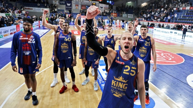 Koszykarze Kinga wyruszyli w podróż do Sosnowca na finałowy turniej Pucharu Polski. W rozpoczynających się jutro zawodach wystąpi osiem czołowych zespołów w tabeli po pierwszej rundzie Orlen Basket Ligi.