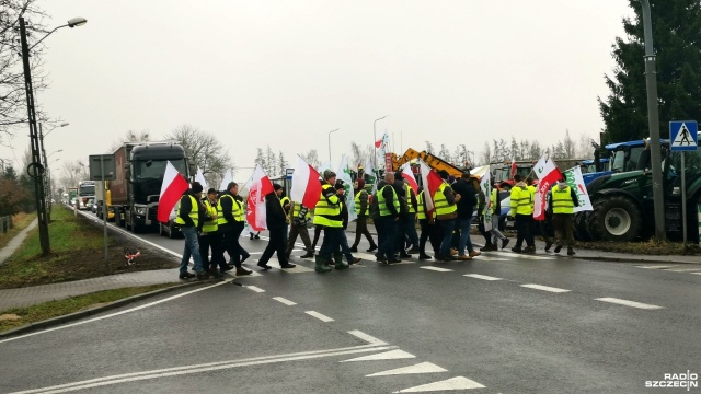 Rolnicza Solidarność rozpoczęła blokadę drogi krajowej 10 w Krąpieli.