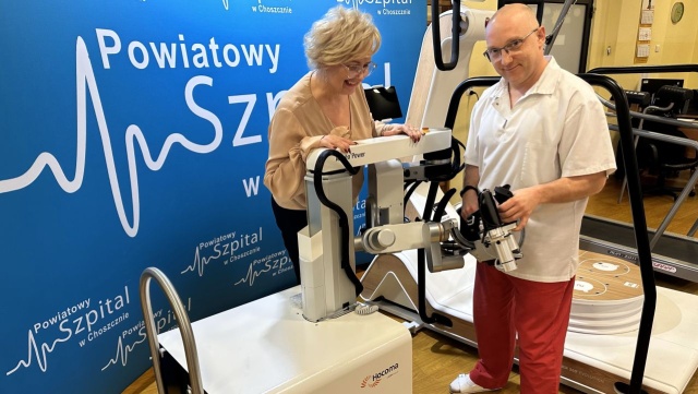 Kolejny nowoczesny sprzęt medyczny trafił do Oddziału Rehabilitacji szpitala w Choszcznie. To Armeo Power, czyli automatyczny egzoszkielet stosowany w rehabilitacji i neurorehabilitacji ręki.