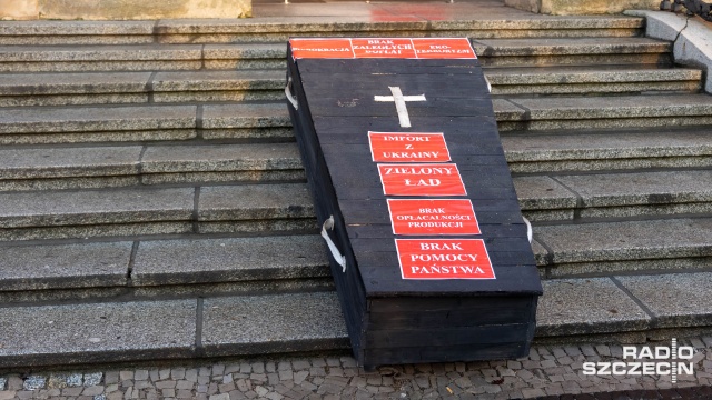 Zaostrzymy protest, jeżeli nie będzie reakcji rządu - mówili w piątek rano przed Zachodniopomorskim Urzędem Wojewódzkim w Szczecinie rolnicy z regionu.