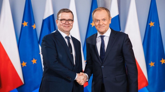 Premier Donald Tusk powiedział, że zarówno Polska, jak i Finlandia zdecydowały się na wzmocnienie zewnętrznych granic, aby przeciwdziałać nielegalnej migracji.
